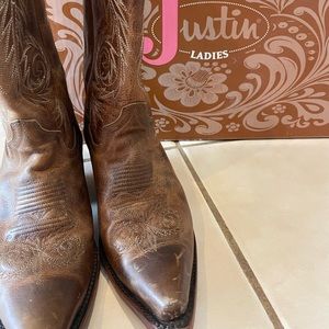 Womens Justin cowboy boots.